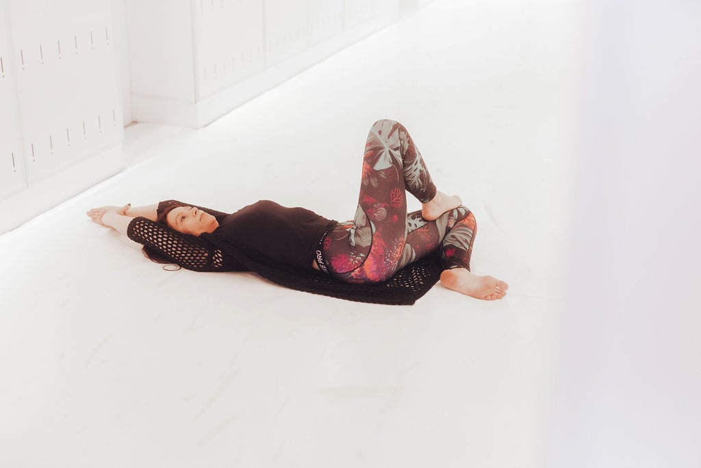 Odkrij moč hormonske joge za vsakodnevno energijo. Ženska izvaja raztezne vaje hormonske joge.